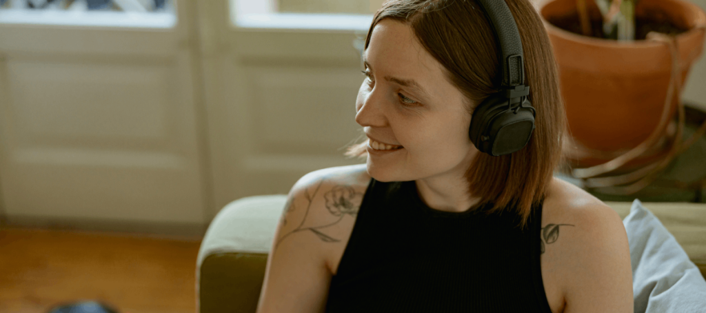 Una mujer escucha sobre una marca en podcast